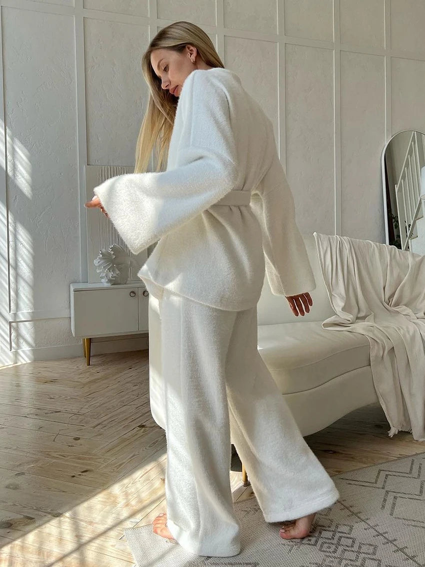 2 Pieces White V-Neck Pyjama Set