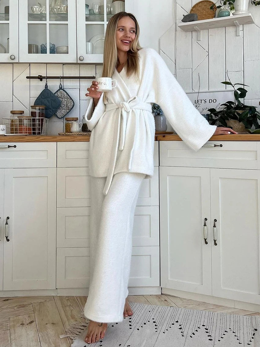 2 Pieces White V-Neck Pyjama Set