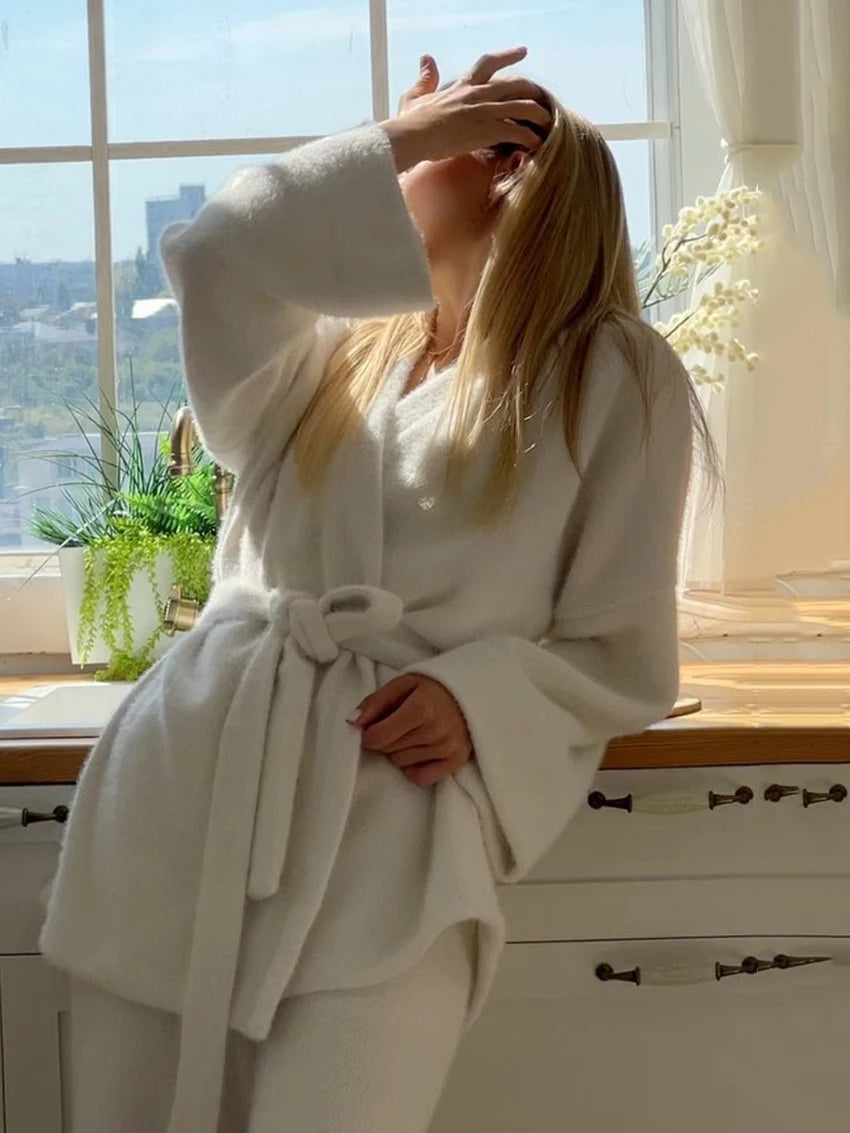 2 Pieces White V-Neck Pyjama Set